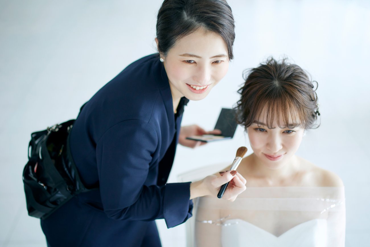 その街の象徴となる会場で花嫁を彩る美容スタッフ